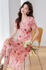 2025年夏季新款优雅玫瑰印花V领连衣裙女，女装连衣裙，沁沁公主