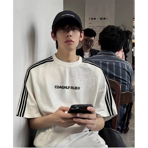 抖音得物品质二开240克宽松纯棉美式潮牌印花三条杠中性风短袖T恤图片