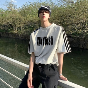 抖音得物品质二开240克宽松纯棉美式潮牌印花三条杠中性风短袖T恤图片