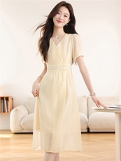 2026夏季新款淡黄色V领连衣裙泡泡袖收腰盘扣显瘦中长款气质茶歇，女装连衣裙，艾米