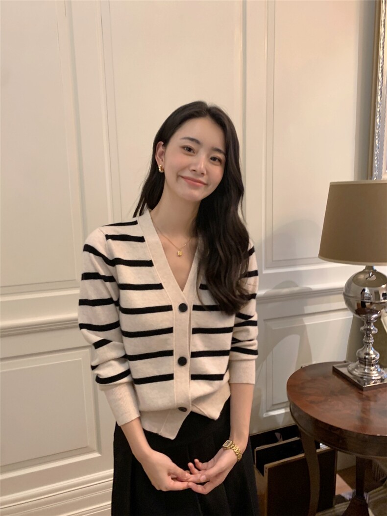 秋冬新款v领女单排纽扣修身针织开衫图片