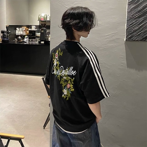抖音得物高品质二开240克宽松纯棉美式潮牌三条杠织带短袖T恤,肩宽胯小腿细怎么搭配衣服图片