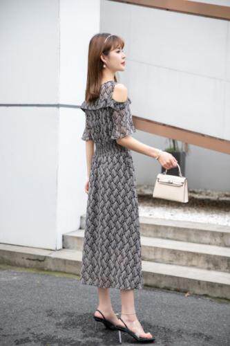 现货供应：高端大气漏肩连衣裙M一XXL，女装连衣裙，拉思维加丝