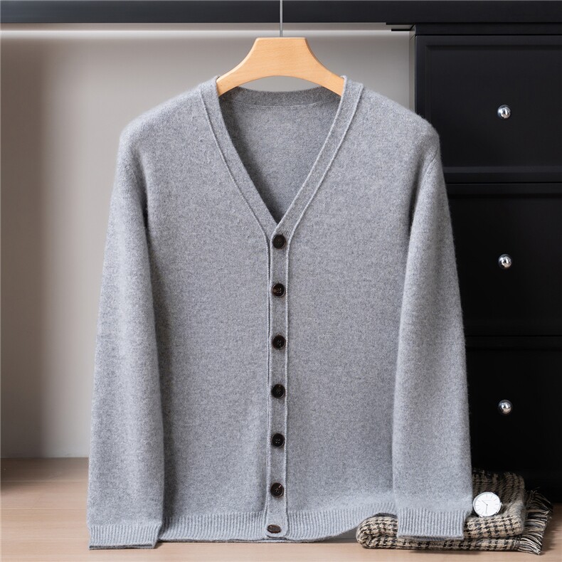 2025年秋季青春流行加厚基础开衫V领，男装针织衫/毛衣，戎禾素