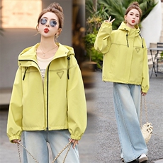 短款外套女2026春新款连帽抽绳休闲防风户外冲锋衣，女装短外套，美沁