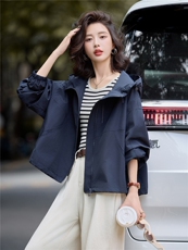 藏青色工装短外套女秋季新款气质纯色风衣夹克连帽小个子冲锋衣，女装短外套，梦懿尔