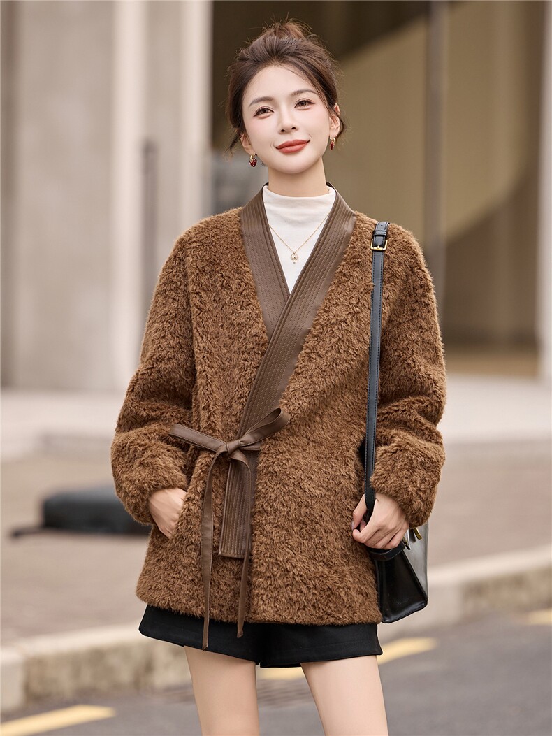 2025年冬季新款现货皮毛拼接时尚潮流淑女型保暖皮毛一体外套,女装皮草,臻衣坊