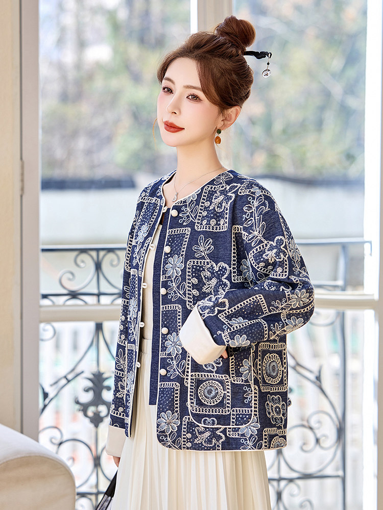 复古蓝色刺绣亮片牛仔外套女2025春节新款气质百搭新中式圆领上衣,女装短外套,美沁