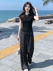 盐系穿搭时尚套装女夏款黑色短袖上衣花朵印花木耳边屁帘裤两件套图片 盐系穿搭时尚套装女夏款黑色短袖上衣花朵印花木耳边屁帘裤两件套图片