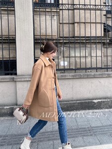 美巾涵5121。粽子扣大衣图片