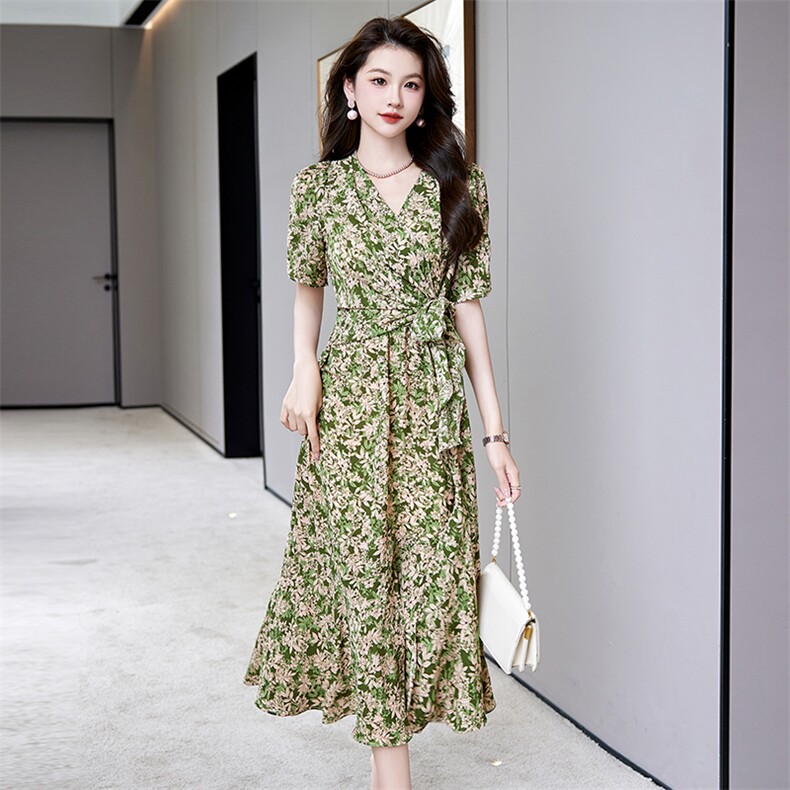 v领法式碎花连衣裙女夏2024新款高端精致气质浪漫收腰显瘦高级感,女装连衣裙,火爆靓佳人