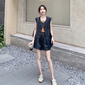 超火减龄感无袖牛仔上衣配阔腿短裤套装女夏2025新款超好看两件套图片