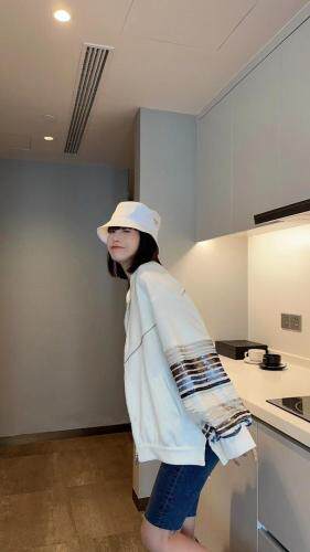 现货，重工刺绣亮片珠地棉棒球服外套，女装，可可西米