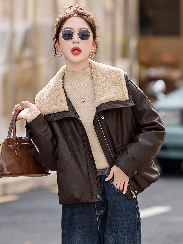 羊羔毛领拼接PU皮羽绒服女2025冬季新款小个子气质显瘦白鸭绒外套,女装羽绒服,衣之秀