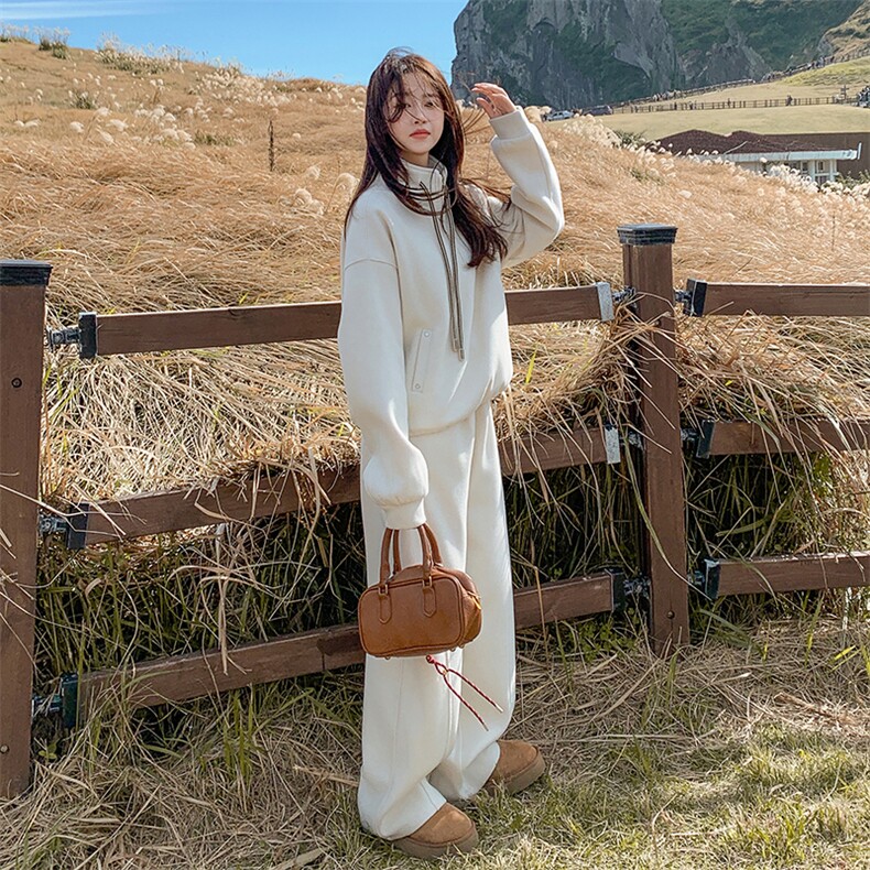 韩系松弛感穿搭女2024冬新款学院风羽绒服马甲加厚卫衣卫裤两件套图片