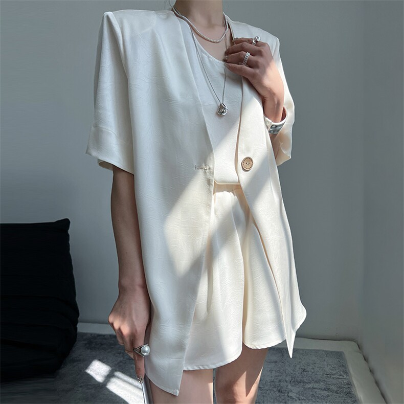 2025年夏季西装领一粒扣短袖修身型，女装西装，蒙绒特