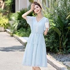 重工刺绣钉珠连衣裙女夏2025新款高级感气质法式v领系带收腰裙子，女装连衣裙，美沁