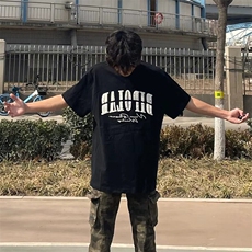 黑色
