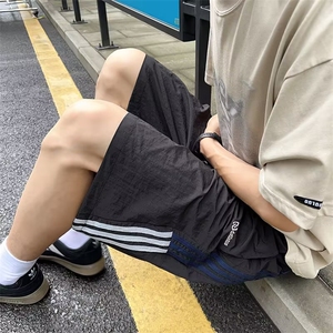 三条杠速干短裤男夏季薄款美式篮球裤中裤大码宽松五分沙滩裤图片