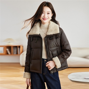 时尚羊羔毛翻领PU皮短款羽绒服女2025冬季新款宽松保暖白鸭绒外套