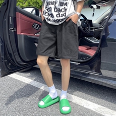 黑色