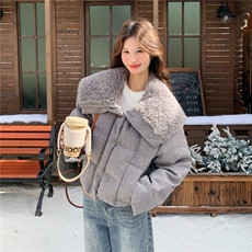 灰色羊羔毛大翻领派克羽绒服2025新款女冬复古洋气巨好看小香外套，女装羽绒服，慧尚依恋