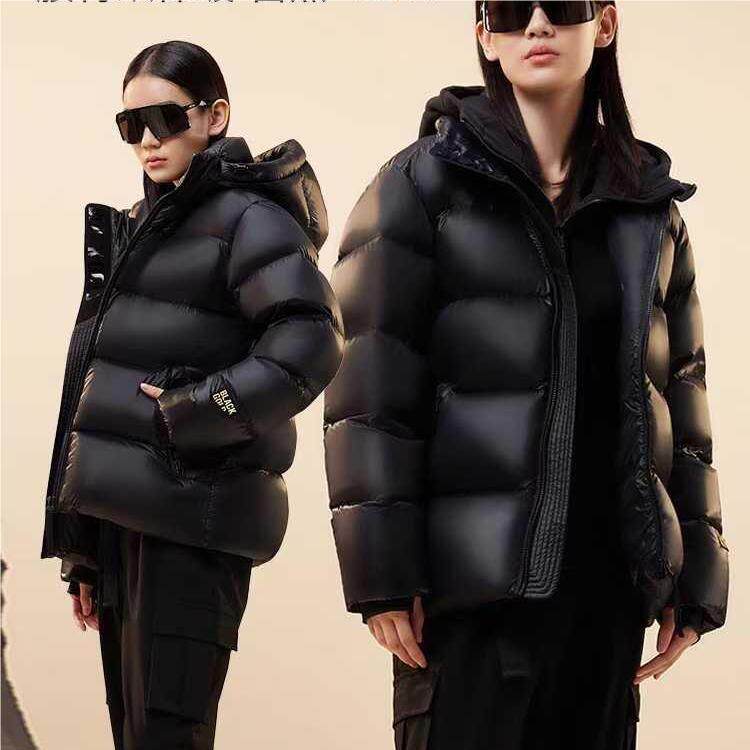 2024年冬季新款保暖鹅绒黑色金标时尚羽绒服男女同穿情侣款，女装羽绒服，牛米欧羽绒服工厂店