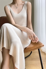 夏季冰丝针织V领吊带背心连衣裙女长款过膝A字垂感连衣裙打底衫潮，女装连衣裙，越洋羊
