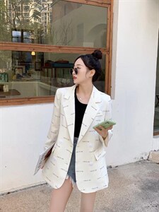 字母西装图片