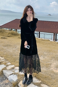 时尚黑色丝绒拼蕾丝连衣裙 秋季新款显瘦气质长裙图片