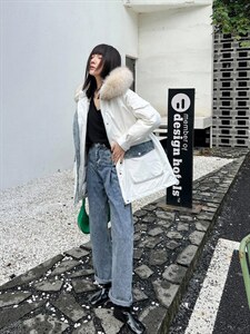 2021年冬装牛仔拼接羽绒服，时尚潮流。图片