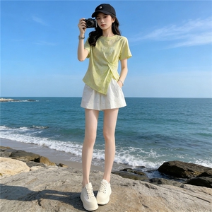 欧韩时尚潮流套装女夏新款圆领印花侧开叉短袖上衣蕾丝短裤两件套图片