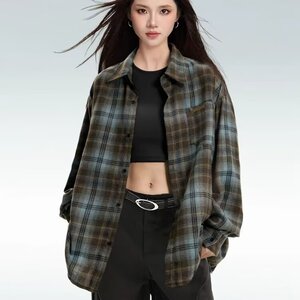 气质磨毛格子衬衫男女款春秋季上衣复古宽松格纹长袖衬衣情侣外套,暗红色毛衣搭配格子裙图片