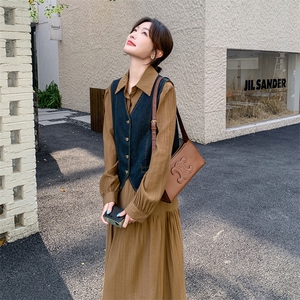 今年流行长袖连衣裙套装女2026春秋新款温柔风显瘦牛仔马甲两件套图片