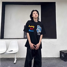 黑色