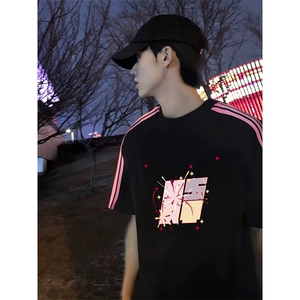 抖音得物品质二开240克宽松纯棉美式潮牌印花三条杠中性风短袖T恤图片