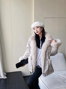 2022狐狸毛冬装派克服图片