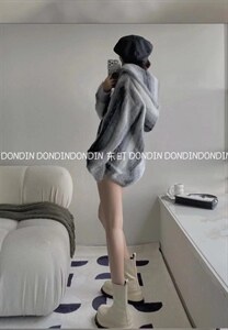 现货
连帽渐变宽松毛衣图片