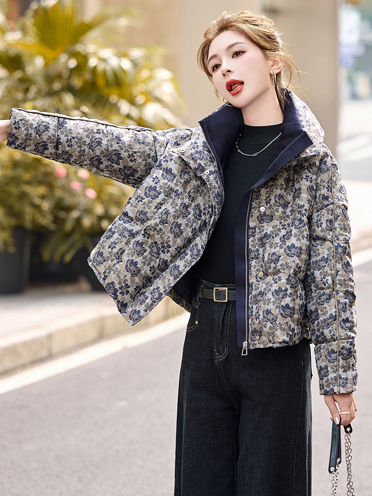 2024年冬季90白鸭绒提花立领羽绒服,女装羽绒服,艾尚靓装