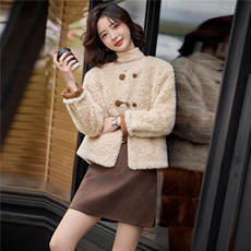 2025年冬季新款羊羔毛复鸡皮绒小香风外套门襟双排扣点缀时尚女装，女装羊羔毛/颗粒绒，贝蕾酷儿