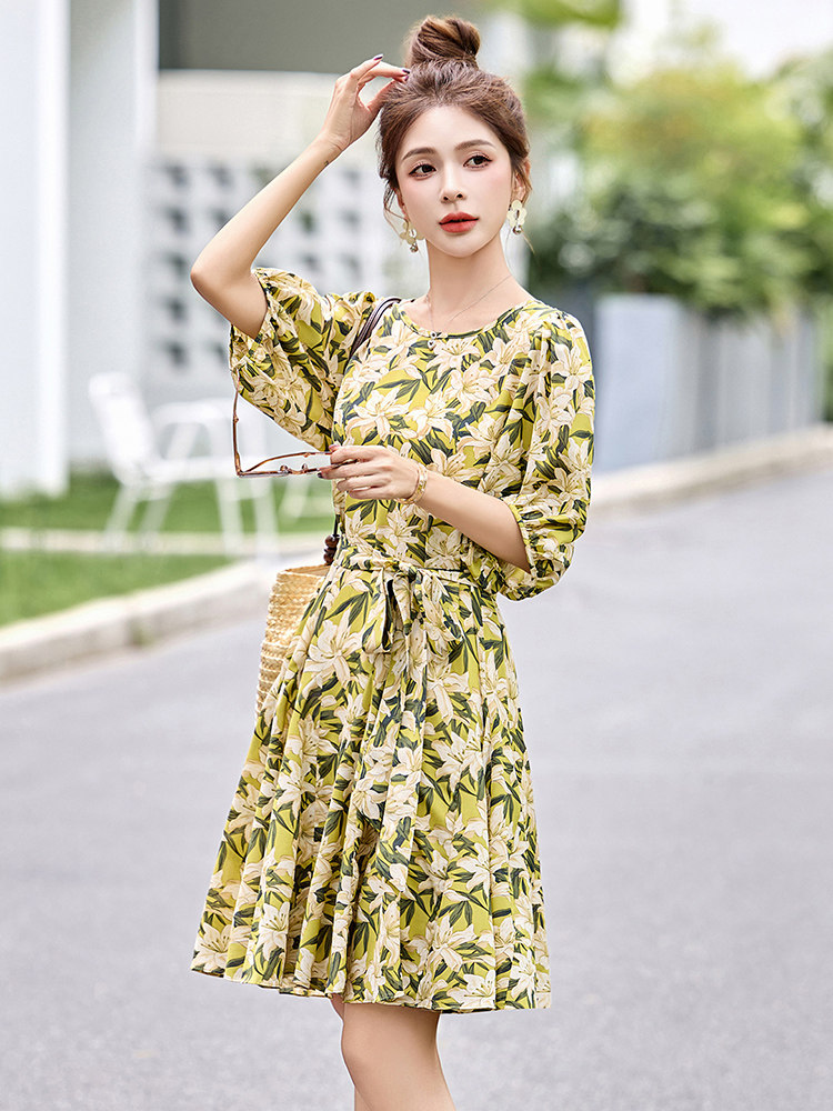 碎花连衣裙2025夏季新款小个子巨好看的减龄法式收腰绿色度假裙子,女装连衣裙,布芭啦
