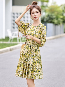 碎花连衣裙2025夏季新款小个子巨好看的减龄法式收腰绿色度假裙子图片