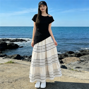 时尚穿搭一整套韩系修身显瘦一字斜肩黑色短袖上衣半身长裙两件套图片 时尚穿搭一整套韩系修身显瘦一字斜肩黑色短袖上衣半身长裙两件套图片