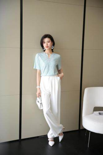 2021夏季新品V领时尚镂空花边刺绣上衣短袖T恤，女装T恤，秋子丰色(3F)