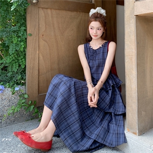 法式木耳边拼接度假风无袖连衣裙女夏季新款设计感森系格子背心裙图片