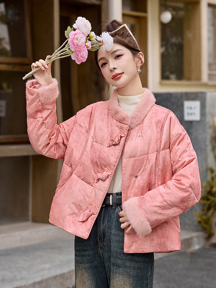 新中式国风羽绒服女2025冬季新款独特超好看短款粉色毛领保暖外套,女装羽绒服,伊仟回