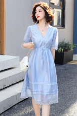 蕾丝连衣裙女2024夏季新款法式收腰显瘦气质V领中长款女神范裙子，女装连衣裙，拾衣