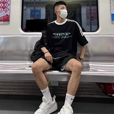 黑色