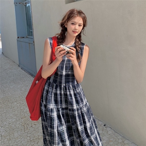 复古格子连衣裙女2025夏新款休闲俏皮韩版无袖显瘦过膝长裙送包包图片