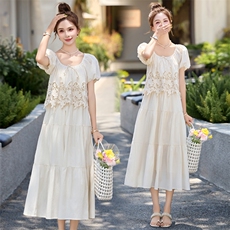 夏季新款时尚洋气蕾丝拼接娃娃领显瘦百搭连衣裙女洋气中长款裙子，女装连衣裙，依多米